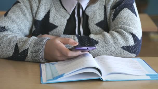 Leerling kijken naar de foto's met behulp van de mobiele telefoon — Stockvideo