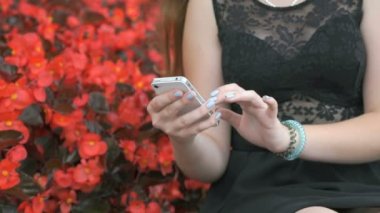 Genç kız bir cep telefonu tutan ve iletileri okuma