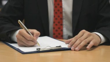 Kapalı masa başında oturan öğrenci