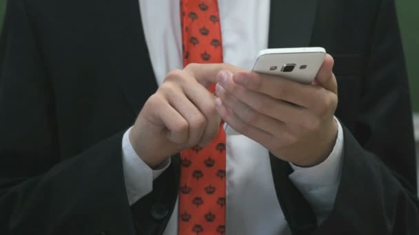 Businessman writing the text using a smartphone — Stock Video