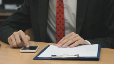 Kapalı cep telefonu kullanarak fotoğraflarına bakmaktan adam