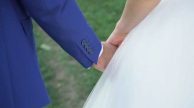 Gelin ve damat yürüyüş sırasında elele