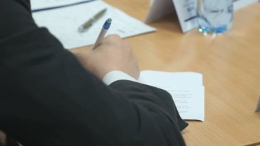 Kapalı okul masasında oturan genç