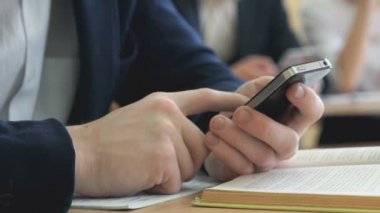 Çocuk kapalı bir cep telefonu kullanarak metni yazar