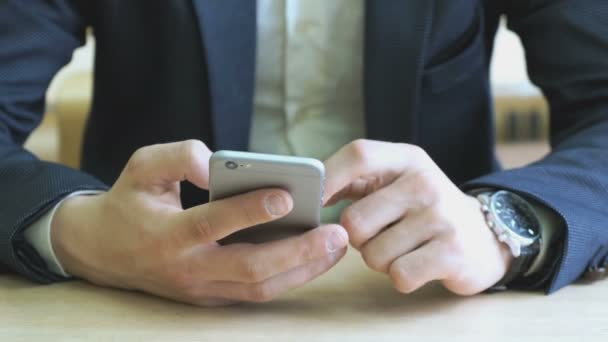 De schooljongen schrijft de tekst met behulp van een mobiele telefoon — Stockvideo