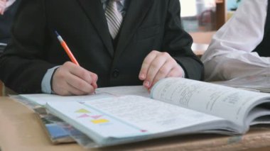 Metin içinde defterini yazma öğrenen