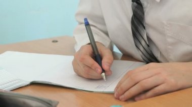 Metin içinde defterini yazma öğrenci