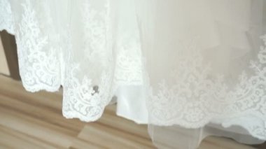 Asılı bir omuzlarında kapalı gelinlik