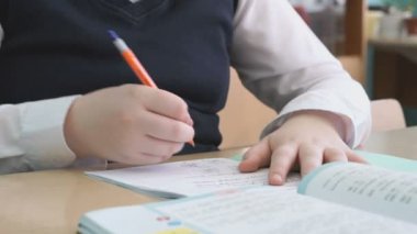 Metin içinde defterini yazma, çocuk