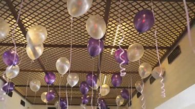 Renkli balonlar tavana yüzen kapalı