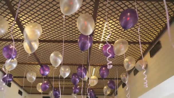 Красочные воздушные шары, плавающие на потолке в помещении — стоковое видео