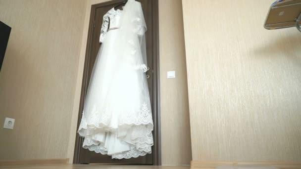 Vestido de novia colgando de hombros — Vídeo de stock