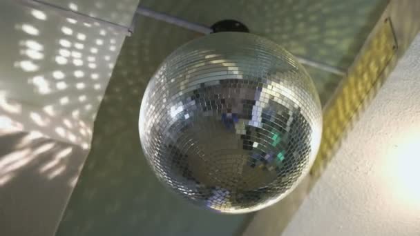 Περιστρεφόμενες disco καθρέφτη μπάλα — Αρχείο Βίντεο