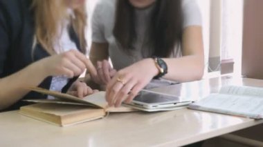 İki kız öğrenciler ders masada oturan