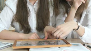 İki kız öğrenciler fotoğraf çerçevesi ile bir resim arıyorum