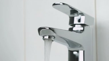 Su akışını şık musluk yağıyor