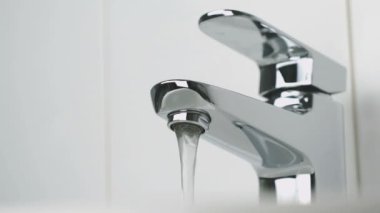 Su akışını şık musluk yağıyor