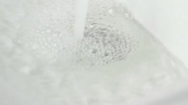 Beyaz lavabonun içine su boşaltma