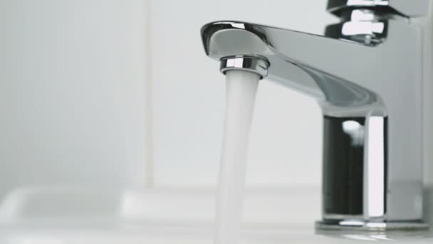 Forte flusso di acqua che sgorga dal rubinetto cromato — Video Stock