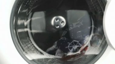 Bir çamaşır makinesi davul iç görünüm. Yakın çekim