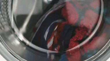 Çamaşır makinesi içine döngüsü yıkama işlemi
