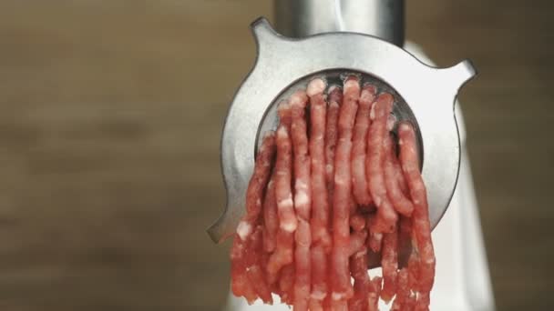 La cottura della carne macinata con un tritacarne — Video Stock