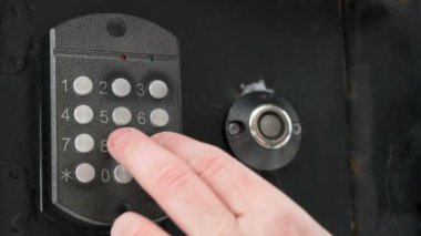 El apartman İnterkom Sistemi numarasını çevirir