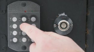 Kişi arama numarasına bir doorphone üzerinde daire
