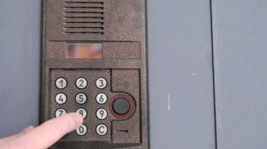 Bir sayısal kod erişim kullanarak kişi açılış kapı