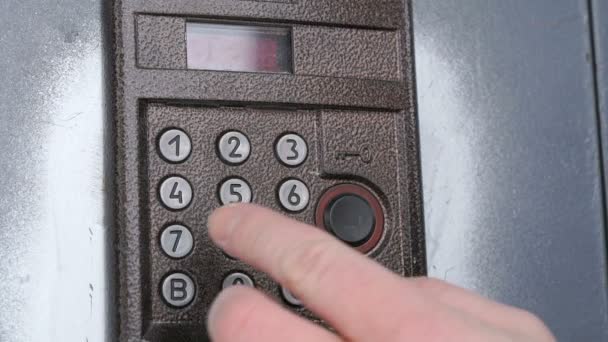 Cadrans à main numéro d'appartement sur le système d'interphone — Video