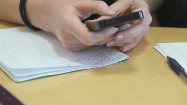 El estudiante ve las fotos usando el teléfono inteligente — Vídeos de Stock