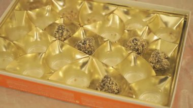 Bir çikolata bir kutu alarak kadının el