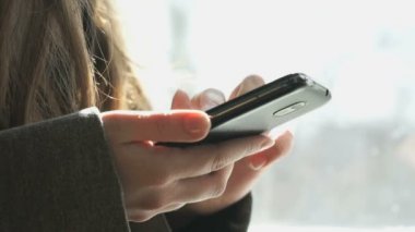 Belgili tanımlık smartphone kullanarak bilgi arayan kız