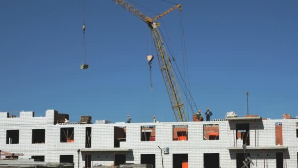 La grúa de construcción entrega un cemento para los constructores — Vídeos de Stock