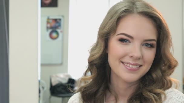 Retrato de una chica con ondas de corte de pelo. Primer plano. — Vídeos de Stock