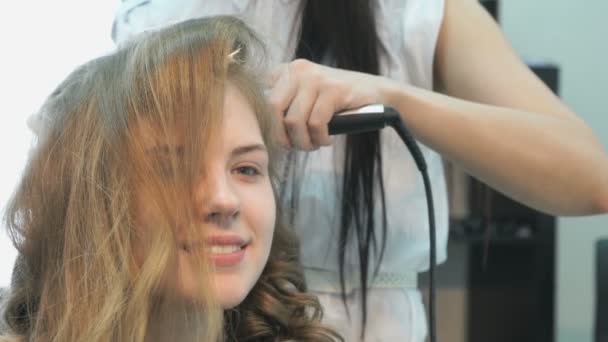 Professional stylist makes the curls to a girl — Stock Video