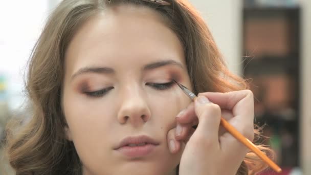 Modelo bonito recebe uma maquiagem profissional — Vídeo de Stock