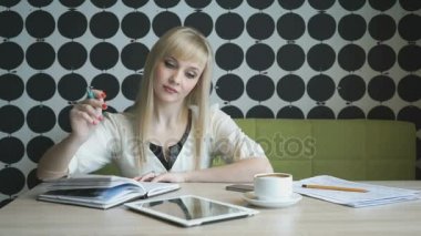 Kız önemli bilgiler bir günlüğüne yazar.