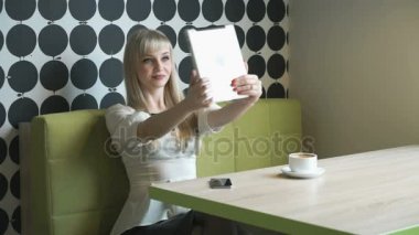 Kız selfie bir bilgisayar tablet kullanarak yapar