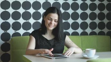 Öğrenci bilgisayar tablet kullanma fotoğraflara görünüyor