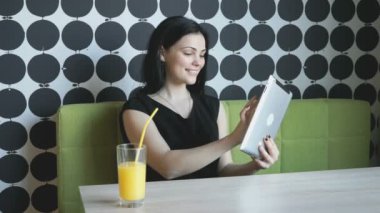 Model sayısı bir bilgisayar tablet kullanarak resimleri