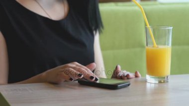 Siyah bir smartphone kullanarak fotoğrafları ile ilgilenen öğrenci