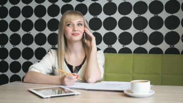 Dziewczyna Student rozmowy na telefon komórkowy w kawiarni — Wideo stockowe