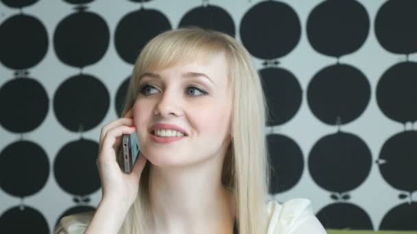 Усміхнена дівчина розмовляє на смартфоні — стокове відео