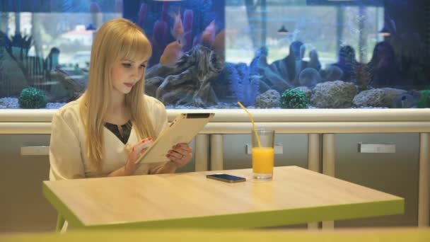 Model sitting in the background the aquarium — Stock Video