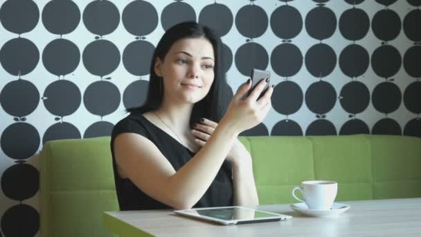 Modelo chica de 20 años haciendo foto selfie — Vídeos de Stock