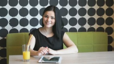 Çekici esmer kapalı kamera için poz veriyor.