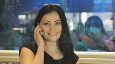 Çekici kız bir cep telefonunuzun konuşma