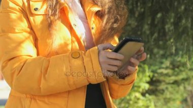 Genç kız bir cep telefonu kullanarak fotoğraf görünüyor