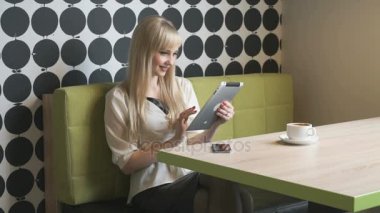 Bir bilgisayar tablet kullanarak resimleri kız görünüyor